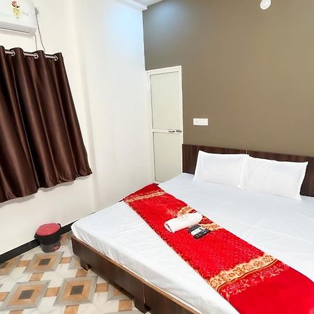 אויאיין Hotel Rudraksh מראה חיצוני תמונה