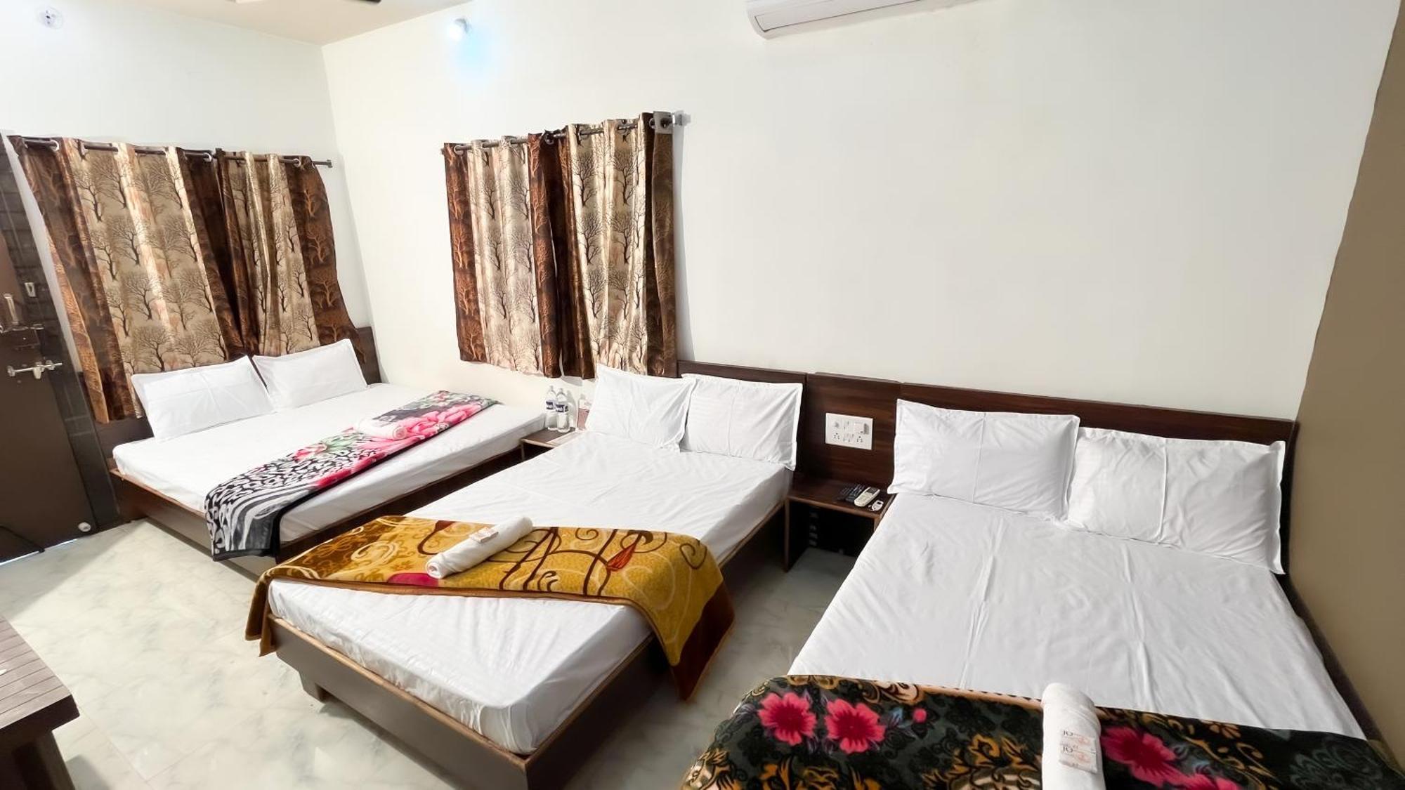 אויאיין Hotel Rudraksh מראה חיצוני תמונה