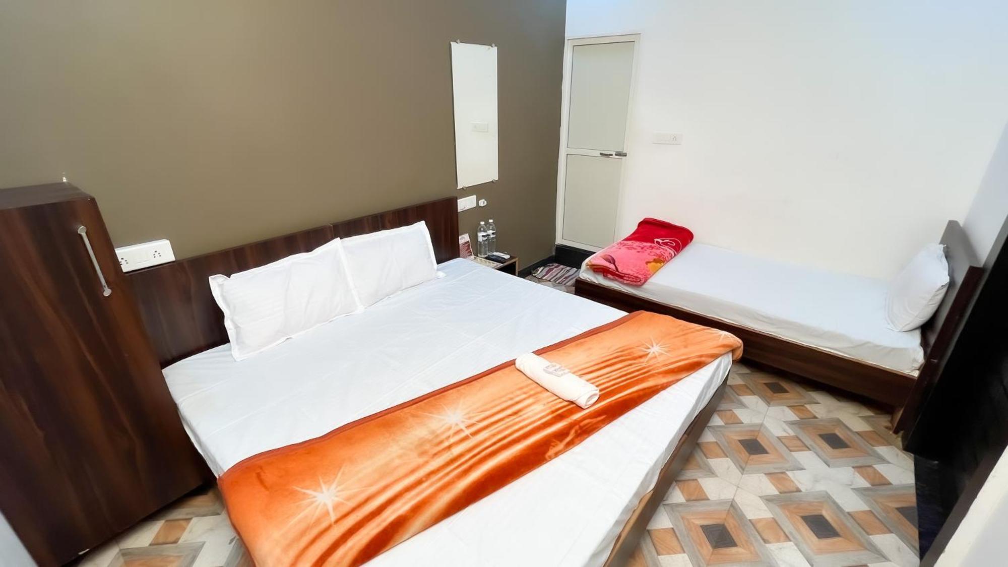 אויאיין Hotel Rudraksh מראה חיצוני תמונה
