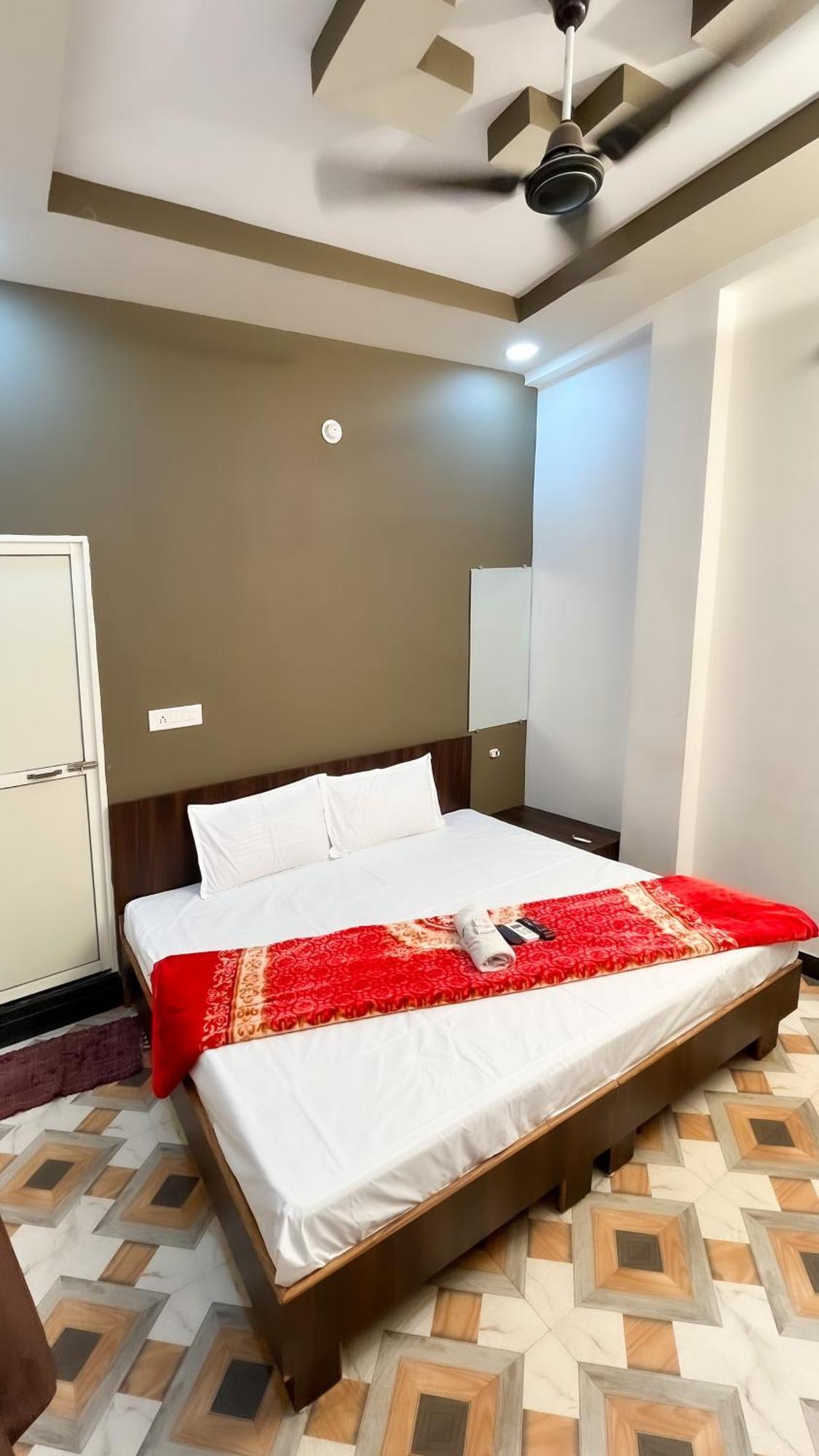 אויאיין Hotel Rudraksh מראה חיצוני תמונה