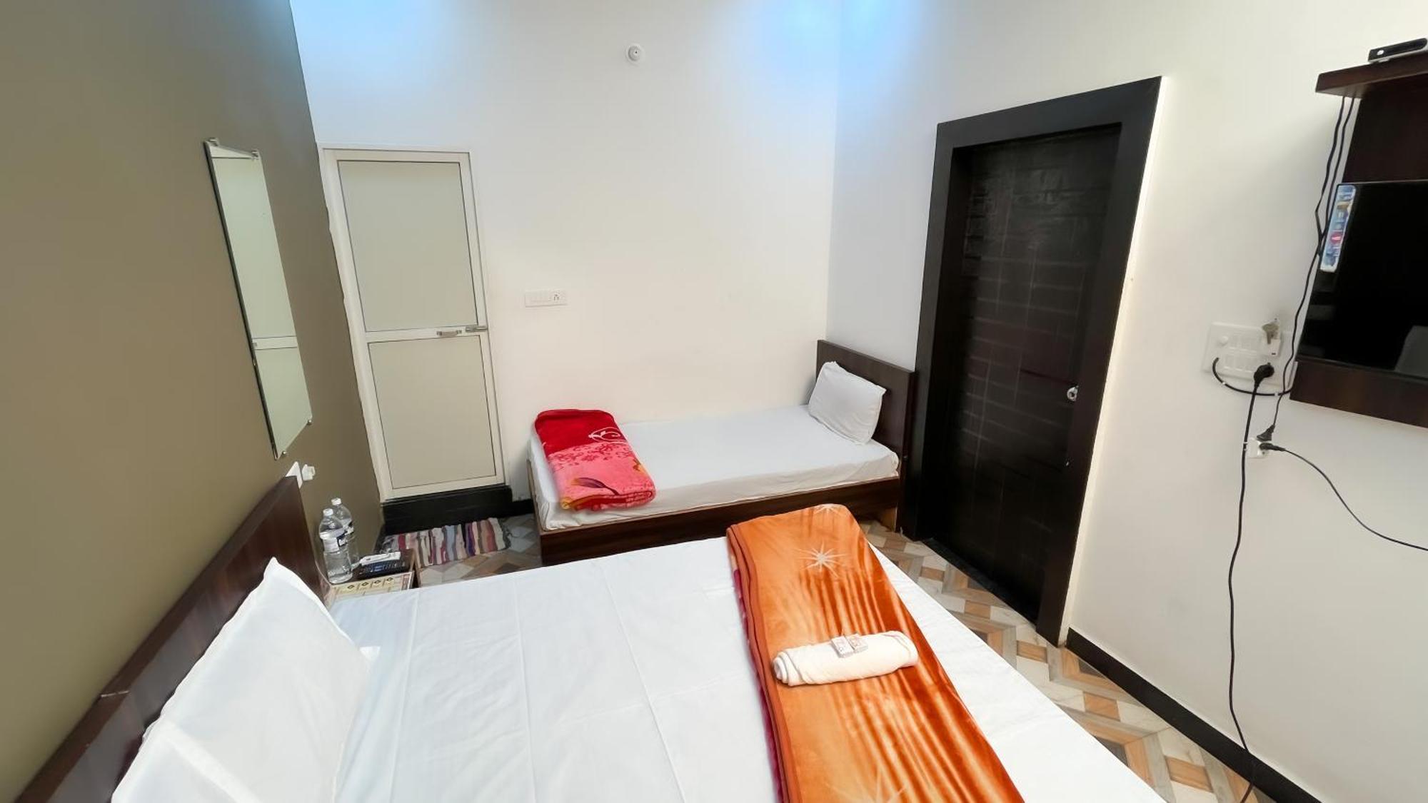אויאיין Hotel Rudraksh מראה חיצוני תמונה