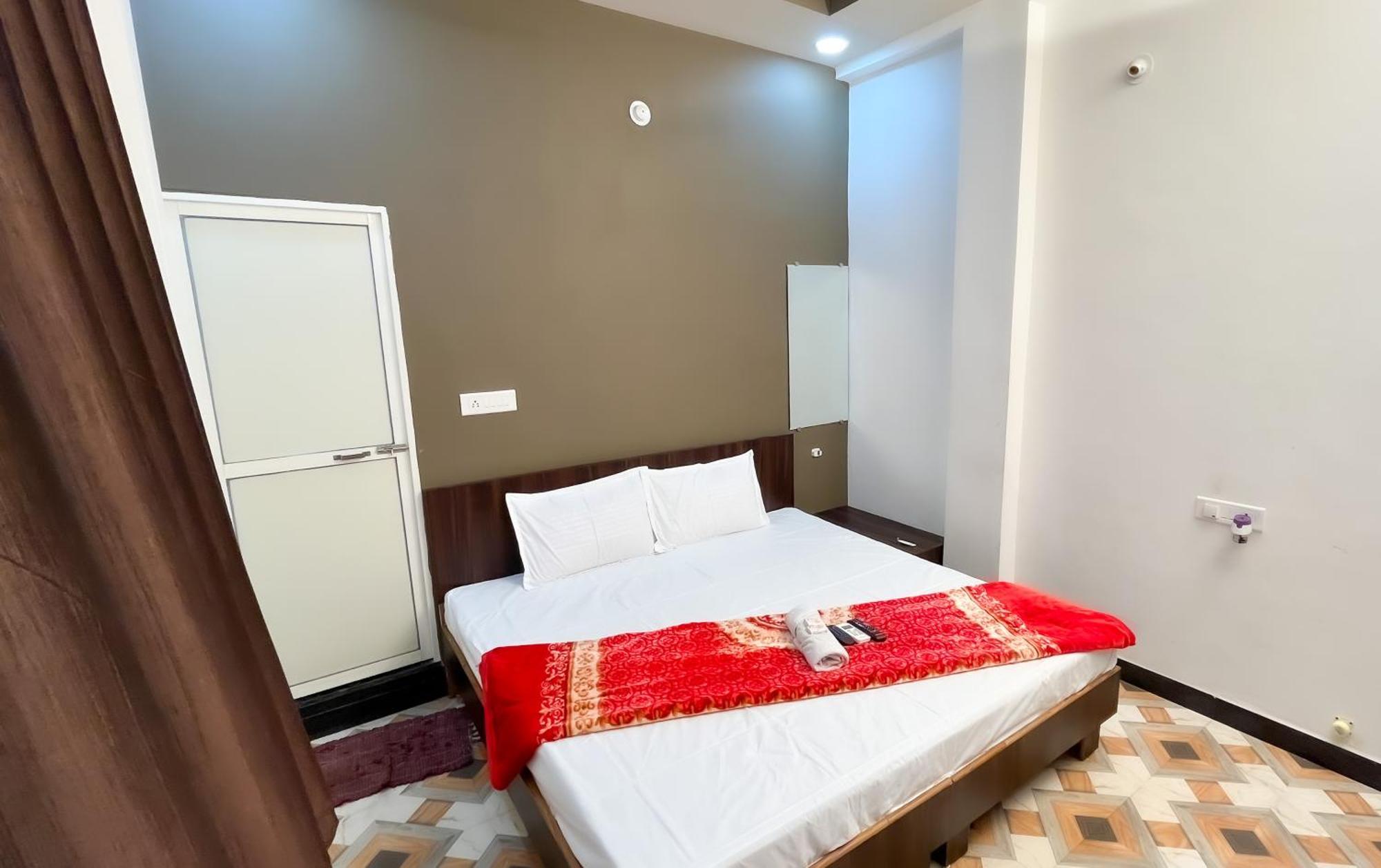 אויאיין Hotel Rudraksh מראה חיצוני תמונה